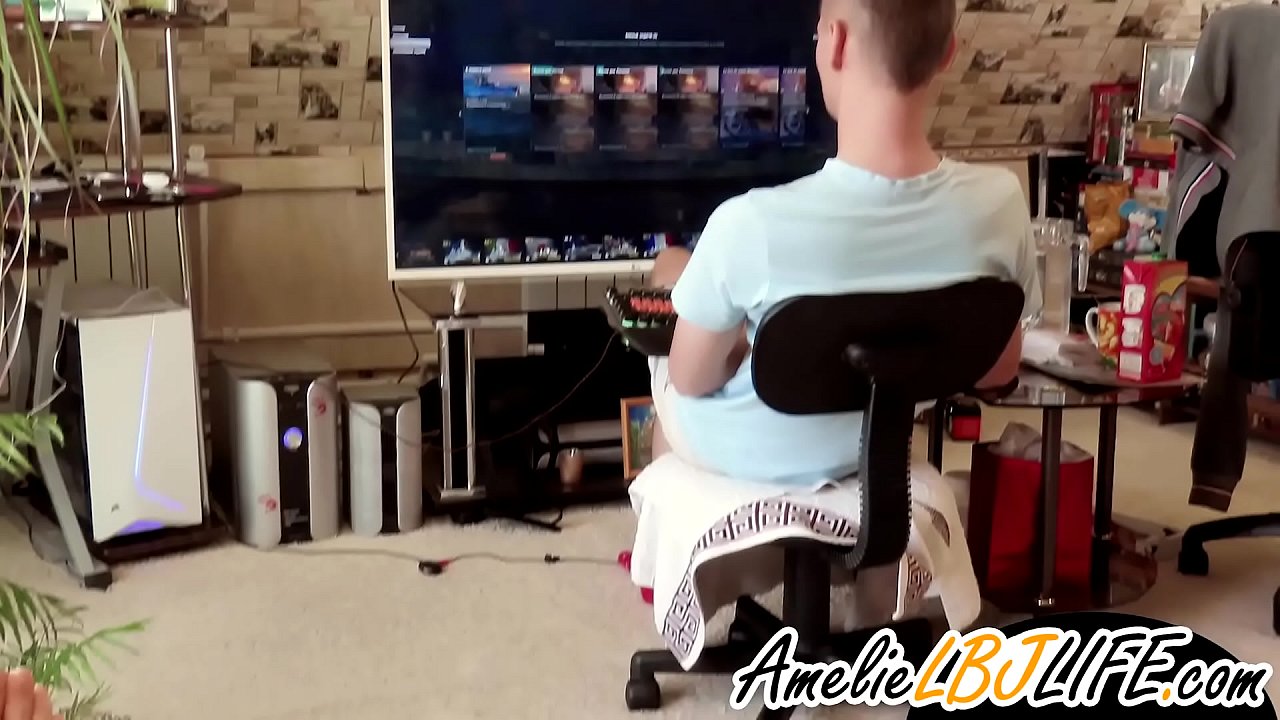 Дівчина мастурбує секс-іграшкою для хлопця, щоб грати в комп'ютерні ігри