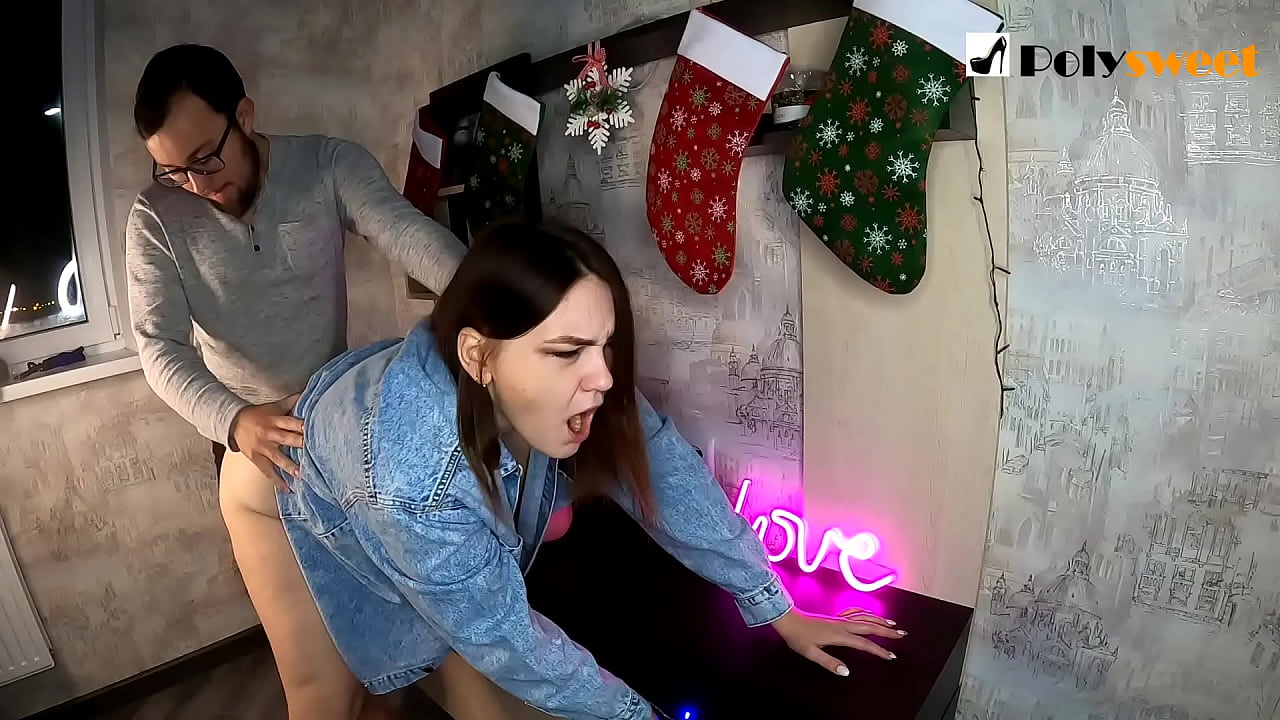 Хлопець насолоджувався трахати гарненьку дівчину з хвостиком в попу своїм ротом і членом