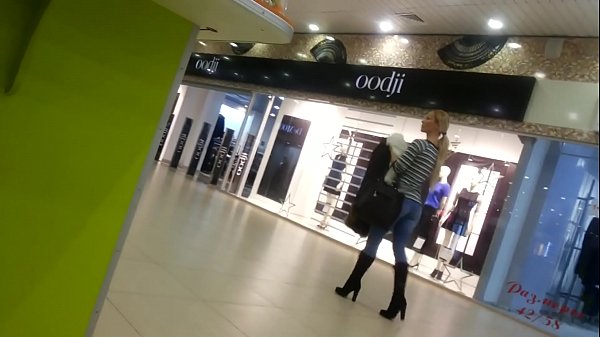 Cool chick в супермаркеті.